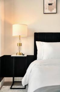 Empire State View - Luxury Apt with Pool - Shuttle to NYC客房内的一张或多张床位