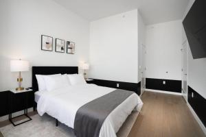Empire State View - Luxury Apt with Pool - Shuttle to NYC客房内的一张或多张床位