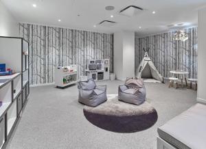 Empire State View - Luxury Apt with Pool - Shuttle to NYC的电视和/或娱乐中心
