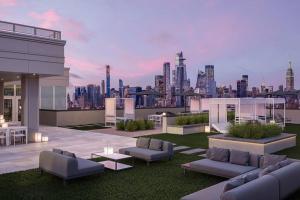 Empire State View - Luxury Apt with Pool - Shuttle to NYC的休息区