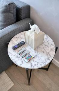 Empire State View - Luxury Apt with Pool - Shuttle to NYC的休息区