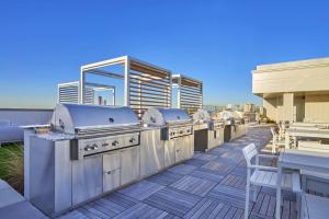Empire State View - Luxury Apt with Pool - Shuttle to NYC的阳台或露台