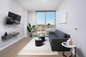 Empire State View - Luxury Apt with Pool - Shuttle to NYC的电视和/或娱乐中心