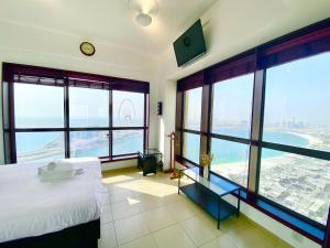 Un pat sau paturi într-o cameră la Amazing Sea View 2 bedroom Full Apartment +16 fotografii