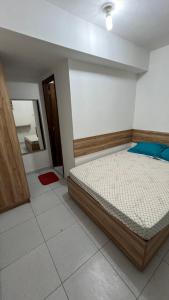 une chambre avec un lit et un miroir dans l'établissement Apartamento no centro, à Campina Grande