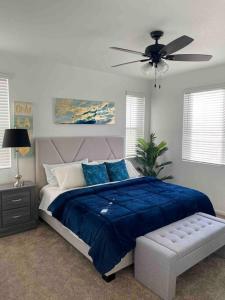 Ένα ή περισσότερα κρεβάτια σε δωμάτιο στο Home away from Home near Denver International Airport