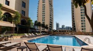 Piscina de la sau aproape de Amazing Sea View 2 bedroom Full Apartment