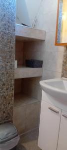 Koupelna v ubytování Apartmani Romansa Perucac