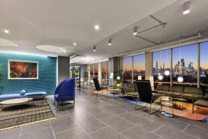 TV a/nebo společenská místnost v ubytování Freedom Tower View -Amenity Packed with Pool -minutes to NYC