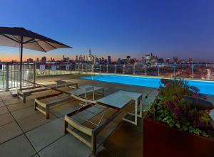 Freedom Tower View -Amenity Packed with Pool -minutes to NYC内部或周边的泳池