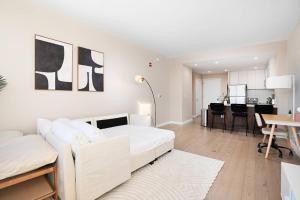 Freedom Tower View -Amenity Packed with Pool -minutes to NYC客房内的一张或多张床位