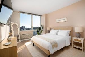 Freedom Tower View -Amenity Packed with Pool -minutes to NYC客房内的一张或多张床位