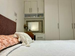 Dormitorio con cama con espejo y tocador en EXCELENTE CASA EN PRIVADA ALBERCA- GYM-JARDÍN- Asador, en Ciudad Valles
