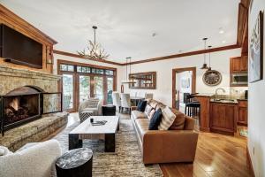 salon z kanapą i kominkiem w obiekcie Ski-in Ski-out 1 BdrDen in exclusive Horizon Pass condo w mieście Avon