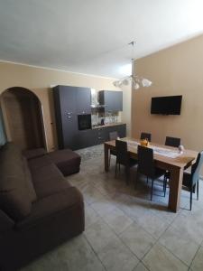 una sala de estar con una mesa y un sofá en Casa Teresa, en Siracusa