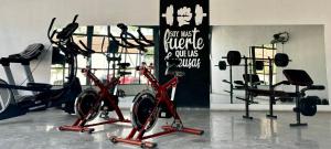 un gimnasio con varias bicicletas estáticas en una habitación en EXCELENTE CASA EN PRIVADA ALBERCA- GYM-JARDÍN- Asador, en Ciudad Valles