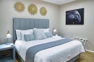 - une chambre avec un grand lit et deux miroirs sur le mur dans l'établissement dreamaway on Everton - Deluxe Private Apartment, 