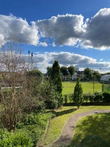 uitzicht op een park met bomen en een pad bij Studio lumineux 10 min à La Défense 2 in Rueil-Malmaison