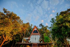 a small house in the middle of some trees at Cabana Zurique Vale das Cabanas Piri in Pirenópolis