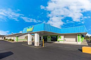 een tankstation met een blauw dak bij SureStay Hotel by Best Western Higginsville in Higginsville