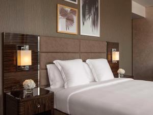 Un ou plusieurs lits dans un hébergement de l'établissement Hyde Hotel Dubai