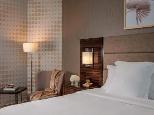 Un ou plusieurs lits dans un hébergement de l'établissement Hyde Hotel Dubai