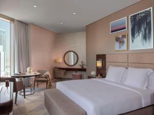 Un ou plusieurs lits dans un hébergement de l'établissement Hyde Hotel Dubai