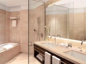 Salle de bains dans l'établissement Hyde Hotel Dubai