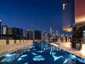 Piscine de l'établissement Hyde Hotel Dubai ou située à proximité