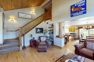 Χώρος καθιστικού στο Bear Creek Lodge Townhome