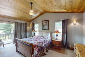 Ένα ή περισσότερα κρεβάτια σε δωμάτιο στο Bear Creek Lodge Townhome