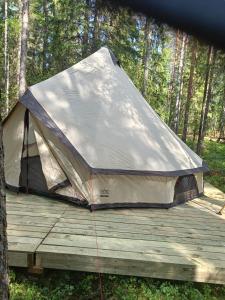 KurikkaにあるKallion Kamujen Glamping teltta-alueの木の木のデッキのテント