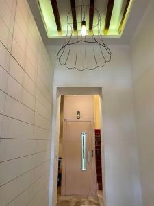 un corridoio con porta e lampadario a braccio di Gran ático con terraza en el centro de Alicante ad Alicante Altre 40 foto
