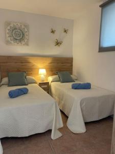 2 letti in camera d'albergo con di Gran ático con terraza en el centro de Alicante ad Alicante