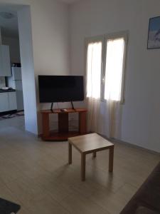 TV a/nebo společenská místnost v ubytování Appartamento vicino al mare con parcheggio