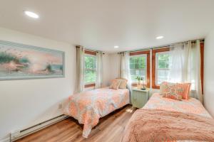 Dos camas en una habitación con ventanas. en Peaceful Hiram Retreat on Cuyahoga River!, en Aurora