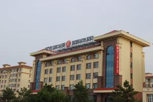 un edificio con un cartel encima en Jinjiang Inn Ulan Hot Hinggan League Government, en Ulan Hot