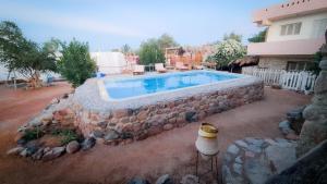 A piscina em ou perto de Rocky House