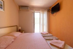 Μια τηλεόραση ή/και κέντρο ψυχαγωγίας στο Apartments Astorija