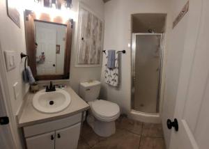 Ένα μπάνιο στο Randy's Place Beautiful 4br With Private Hot tub +13 φωτογραφίες
