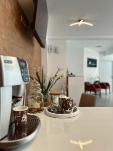 Příslušenství pro přípravu čaje a kávy v ubytování GreenHill Apartments