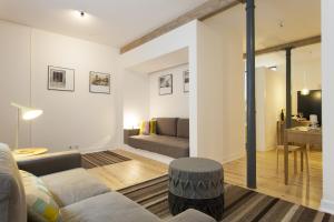 リスボンにあるALTIDO Cosy 1-bed flat with workspace in Santa Catarina, moments from Luís de Camões Sqのリビングルーム(ソファ、テーブル付)