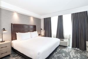 Postel nebo postele na pokoji v ubytování Sandman Signature Toronto Airport Hotel + 37 fotografií