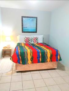Tempat tidur dalam kamar di BeachFront Villa