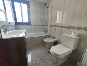 Imagem da galeria de Próximo playa amplia vivienda em Vigo