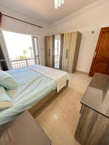 فيلا أول صف على البحر مارينا 5الساحل الشمالي 7 غرف كود 88 في العلمين: غرفة نوم كبيرة مع سرير كبير ونافذة +69 صورة