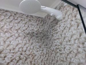 a shower curtain in a bathroom with a shower head at Apto frente mar maravilhoso centro mongaguá in Mongaguá +55 photos