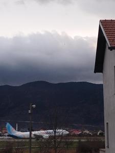 een vliegtuig is geparkeerd op de landingsbaan op een luchthaven bij Apartman Leki in Sarajevo