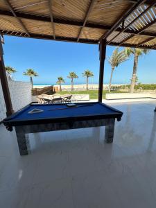 - un billard dans un pavillon avec des palmiers dans l'établissement فيلا7غرف اول صف على البحر بحمام السباحة مارينا 5 الساحل الشمالي العلمين, à El Alamein
