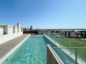 a swimming pool on the side of a building at Alojate en METRA Puerto Norte, luminoso estudio con pileta, gym y balcon in Rosario +27 photos